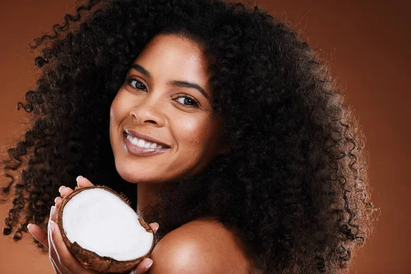 Schoonheid Kokosnoot Vrouw Huidverzorging Haarverzorging Met Een Vrolijke Glimlach Krullen — Stockfoto