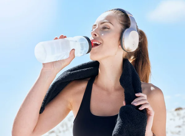 Woman Drink Water Bottle Fitness Run Outdoor Towel Music Headphones — Stock Photo, Image