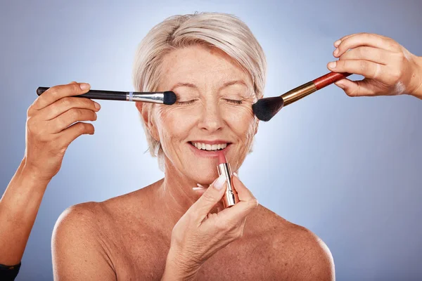 Kecantikan Kuas Dan Wanita Senior Atau Penata Rias Dengan Lipstik — Stok Foto