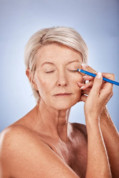 Eyeliner Make Senior Vrouw Met Schoonheid Tegen Een Grijze Studio — Stockfoto