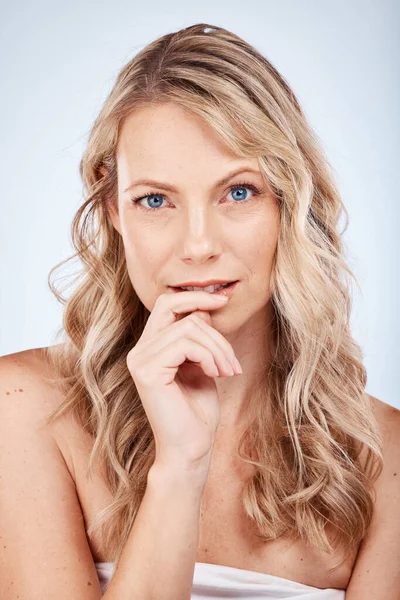 Portrait Visage Soins Beauté Femme Studio Sur Fond Bleu Maquillage — Photo