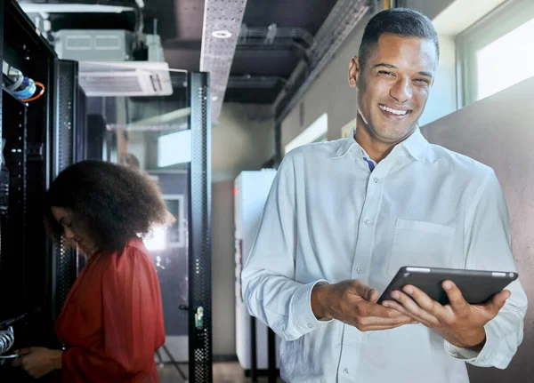 Serverruimte Medewerkers Man Met Tablet Werkend Internet Internetverbinding Portret Glimlach — Stockfoto