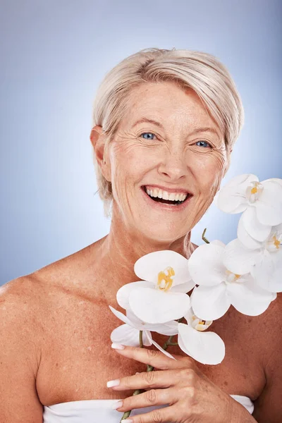 Dojrzała Kobieta Portret Piękno Kwiatem Organicznej Lub Naturalnej Pielęgnacji Skóry — Zdjęcie stockowe