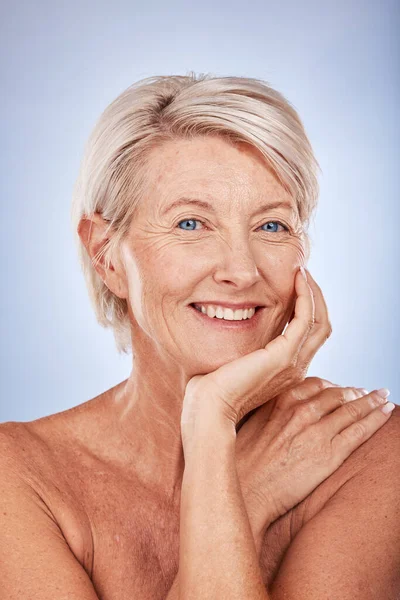 老年妇女 美容美发 皱纹皮肤护理和皮肤病 抗老化化妆品和工作室背景下的健康皮肤 幸福成熟的女人的画像 身体的呵护和审美的光芒 — 图库照片