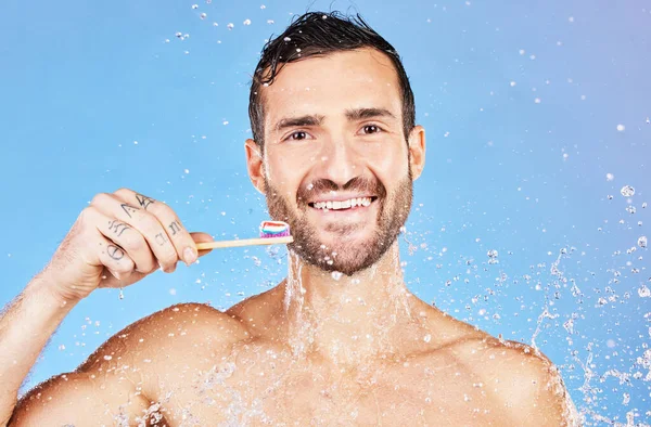 Prysznic Mycie Zębów Higiena Modelem Męskim Studio Niebieskim Tle Pluskiem — Zdjęcie stockowe