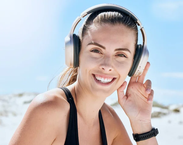 健身和妇女在海滩上的锻炼 健康和有氧运动训练 同时听收音机 运动和女孩肖像画放松 并享受跑步的激励音频音轨 — 图库照片