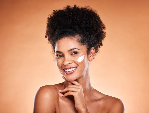 护肤霜 面部产品和黑人妇女与皮肤科霜保健 痤疮或黑色素瘤的预防 面部化妆品 美容美发或带有保湿护肤乳液的肖像模型 — 图库照片