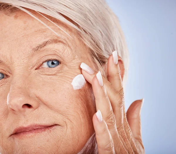 Senior Cuidado Piel Crema Bienestar Facial Una Mujer Con Productos — Foto de Stock