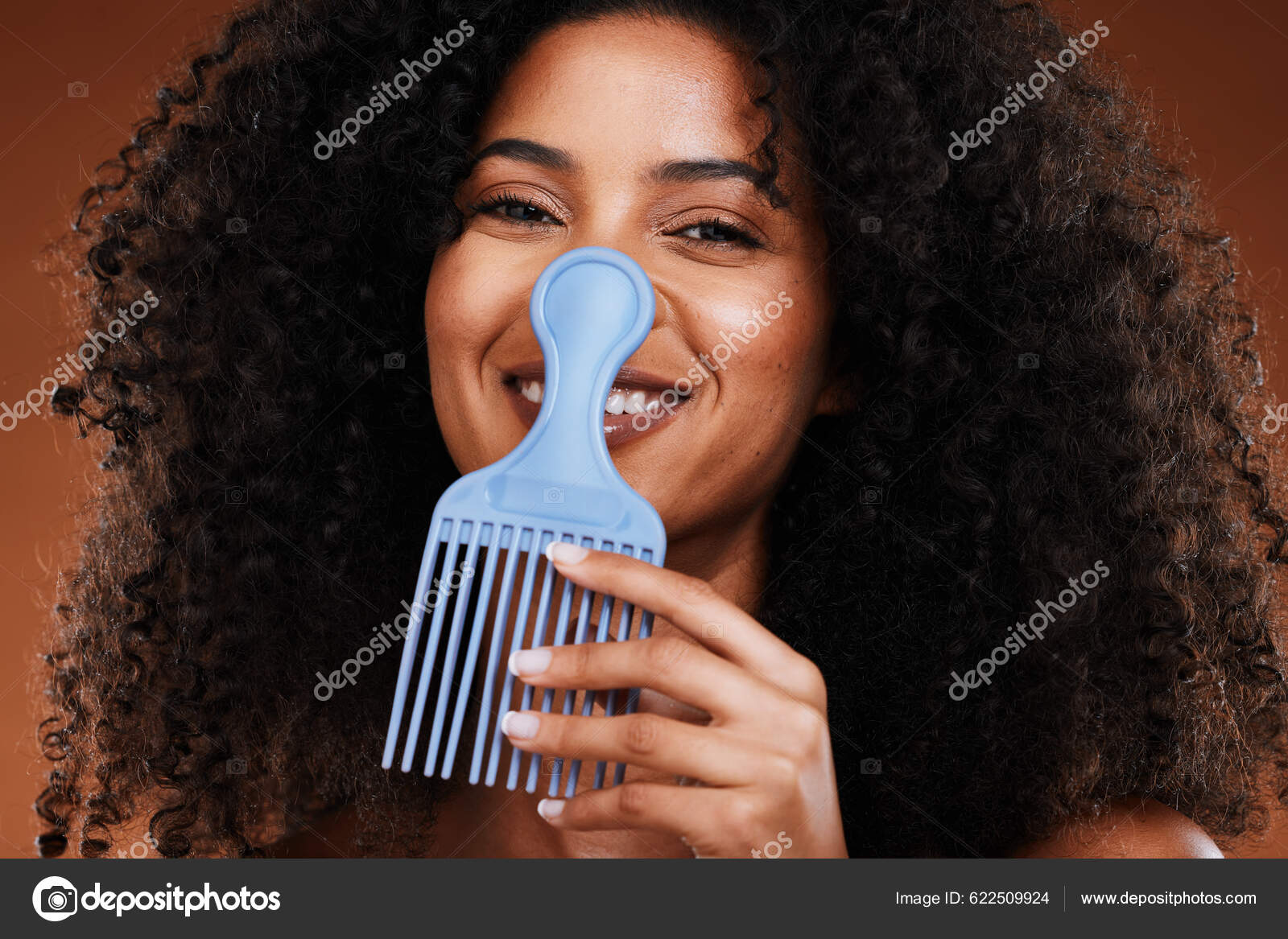 Black Woman Curly Hair Comb Afro Beauty Hairstyle Hair Care Stock Photo by  ©PeopleImages.com 622509924