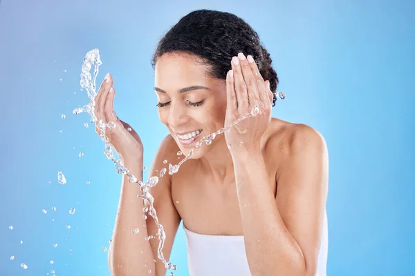Mujer Negra Salpicadura Agua Para Limpieza Cara Bienestar Cuidado Piel — Foto de Stock