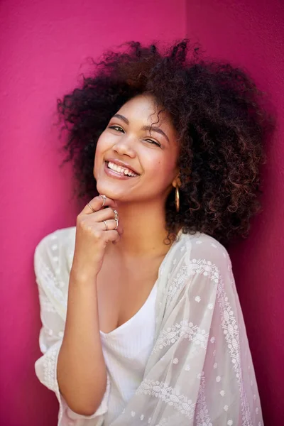 素晴らしいスタイルと美しい笑顔 ピンクの背景をした魅力的な若い女性の肖像画 — ストック写真