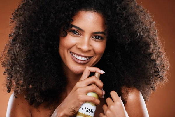 Schoonheid Haarverzorging Portret Van Een Zwarte Vrouw Met Haarspray Voor — Stockfoto