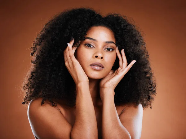 Makyaj Siyah Kadın Cilt Bakımlı Afro Saç Bakımı Kahverengi Arka — Stok fotoğraf
