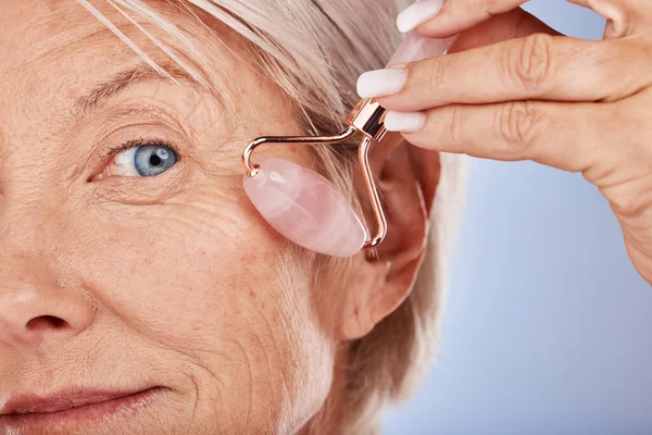 Mulher Madura Rosto Rolo Facial Para Tratamento Suave Envelhecimento Levantamento — Fotografia de Stock