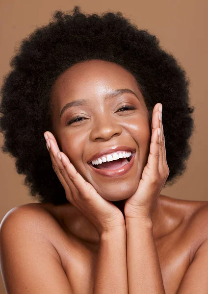 Zwarte Vrouw Huidverzorging Vrolijke Glimlach Wellness Cosmetica Met Natuurlijke Make — Stockfoto