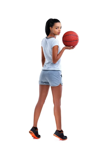 Jeg Langt Foran Fuldt Længde Portræt Kvindelig Basketballspiller Isoleret Hvid - Stock-foto