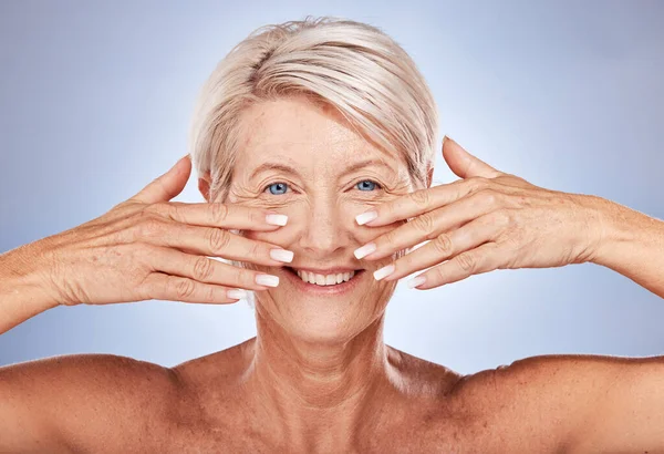 Wanita Senior Wajah Dan Manikur Kecantikan Perawatan Kulit Dan Senyum — Stok Foto