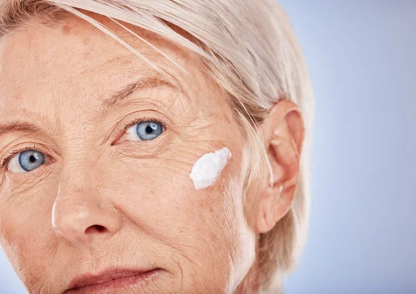 Krem Starsza Kobieta Pielęgnacja Skóry Balsam Twarzy Krem Opalania Makijażu — Zdjęcie stockowe