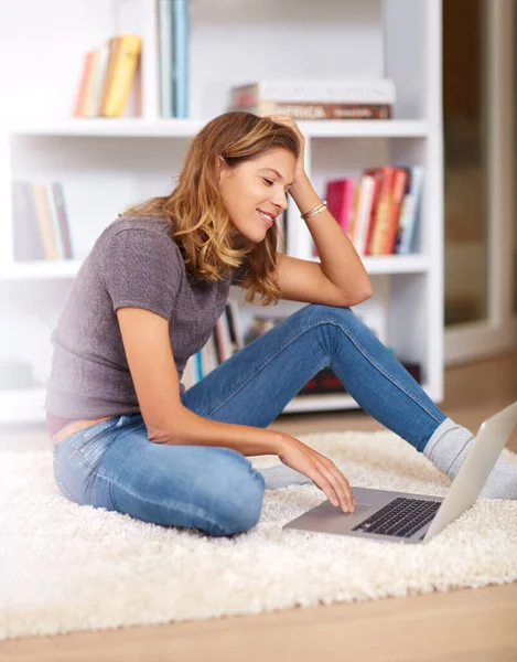 Spending Some Her Free Time Online Young Woman Using Her — Stock Photo, Image