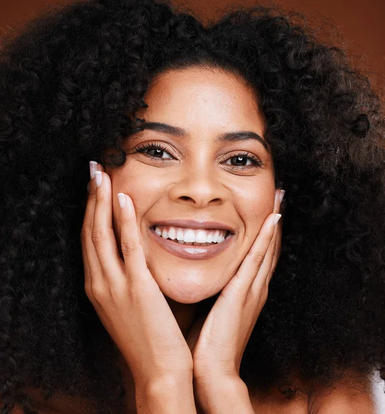 Siyah Kadın Cilt Bakımı Kıvırcık Saç Doğal Güzellik Makyaj Yüz — Stok fotoğraf