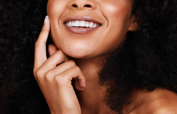 Mujer Negra Sonríe Toca Cara Con Belleza Natural Orgullo Confianza — Foto de Stock