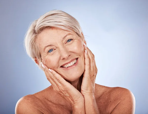 为了健康的光泽 自然的妆容或抗衰老的面容 在工作室里对老妇和肖像画进行造型营销或广告空间 老妇模特儿和护肤保健头像 — 图库照片