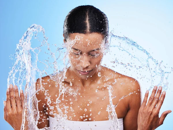 Percikan Air Pembersihan Dan Wanita Dengan Air Kebersihan Wajah Dan — Stok Foto