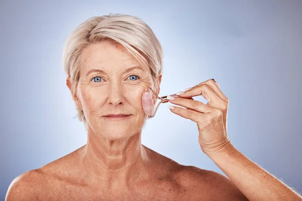 Wajah Cantik Wanita Senior Dengan Rol Untuk Kesehatan Estetika Atau — Stok Foto