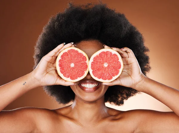 Schoonheid Huidverzorging Zwarte Vrouw Met Grapefruit Handen Voor Natuurlijke Cosmetica — Stockfoto