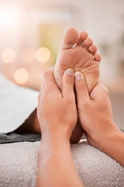 フットマッサージ 女性のクライアントは 足の治癒 リラックスした治療の準備ができています 理学療法 健康診療所 従業員の手は ストレス軽減とリフレクソロジーのために働くと肌をマッサージ — ストック写真