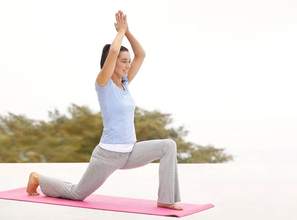 Probando Nuevo Mantra Largura Completa Una Joven Haciendo Yoga Aire — Foto de Stock