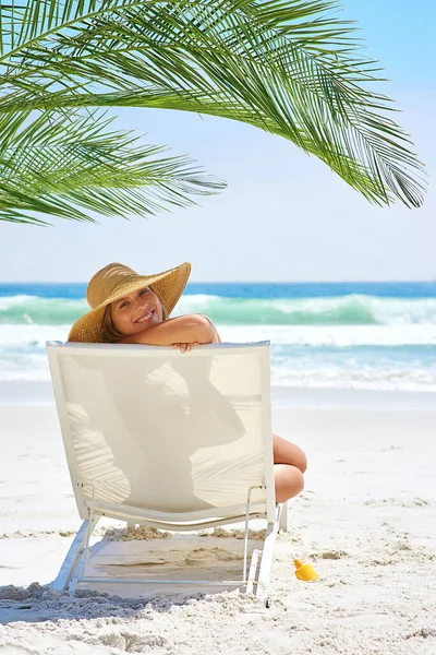 Daję Słoneczny Uśmiech Tylny Portret Młodej Kobiety Relaksującej Się Plaży — Zdjęcie stockowe