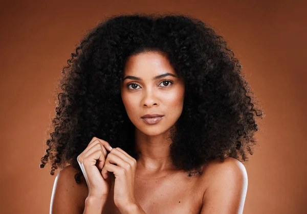 Zwarte Vrouw Afro Schoonheid Make Huidverzorging Cosmetica Tegen Een Studio — Stockfoto