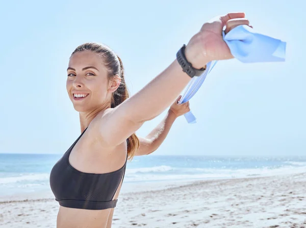 在海滩上锻炼和健身 带着抵抗带在暑假期间在大自然中进行伸展 锻炼和训练 一个充满运动能量和动力的户外模型的肖像 — 图库照片