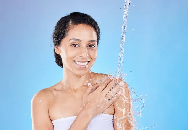Dusche Schwarze Frau Und Wasserspritzer Hautpflege Und Glückliches Porträt Von — Stockfoto