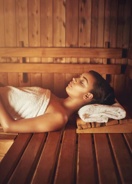 Gönnt Sich Einen Luxuriösen Tag Wellnessbereich Eine Junge Frau Entspannt — Stockfoto