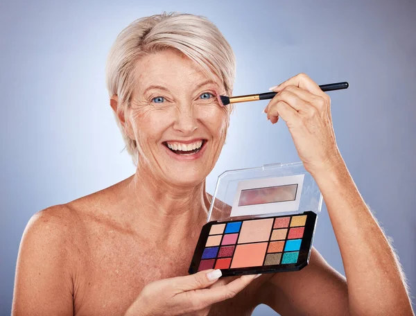 Makeup Potret Dan Wanita Senior Dengan Kuas Untuk Menerapkan Produk — Stok Foto