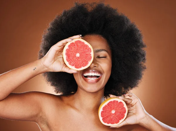 Zwarte Vrouw Dieet Vitamine Voor Gezichtsschoonheid Haarverzorging Huidgezondheid Studio Achtergrond — Stockfoto