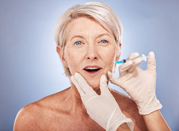 Wanita Senior Suntikan Botox Dan Jarum Suntik Dengan Tangan Untuk — Stok Foto