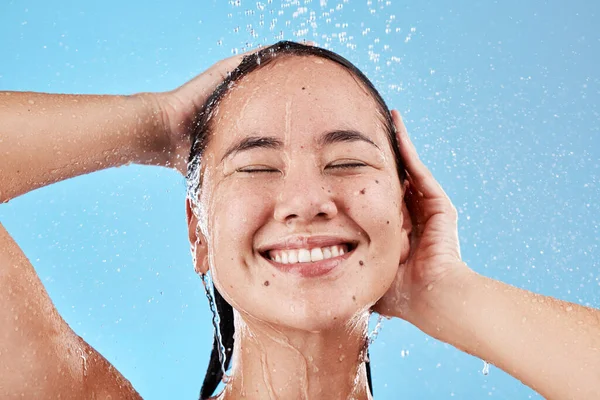 シャワー スキンケア衛生のための笑顔 青のスタジオの背景に対して洗浄またはクレンジング きれいな健康 化粧品や健康的なヘアケアの治療のための満足して笑顔幸せな女性の顔 — ストック写真