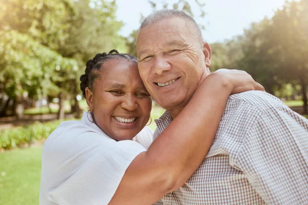 Senior Couple Portrait Garden Love Caring Affection Hug Nature Holiday — Stock Photo, Image