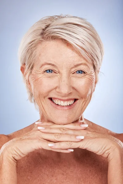 在演播室里 一个有着蓝色背景的微笑的老年妇女的瘦弱 健康和肖像 拥有天然皮肤的老妇人的容貌 妆容和面容可用于皮肤科 身体护理和抗衰老化妆品 — 图库照片