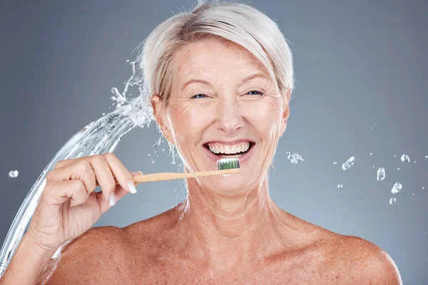 Kesejahteraan Percikan Air Dan Potret Wanita Tua Menggosok Gigi Terisolasi — Stok Foto