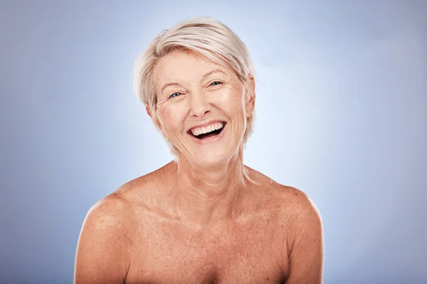 在蓝色背景的演播室里带着微笑的老年妇女的瘦弱 健康和肖像 美容美发 化妆品和快乐的老妇人 拥有天然的皮肤用于抗衰老美容产品 皮肤科和化妆品 — 图库照片