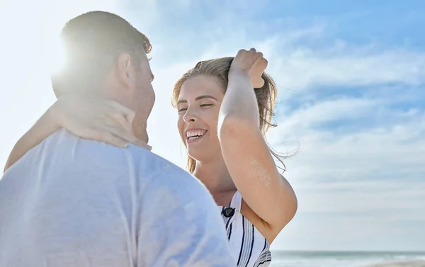夏の青い空の旅の目的地で一緒に抱擁 愛と幸福とカップル 愛とビーチ休暇 バリの休日に健康的な結婚生活の中で男と女の笑顔 サポートとケア — ストック写真