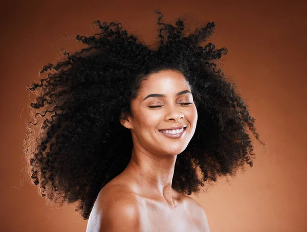 Černá Žena Péče Vlasy Přírodní Afro Úsměv Krása Pozadí Hnědého — Stock fotografie