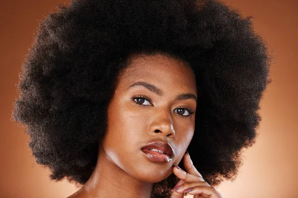 化粧品の健康のための黒い女性 顔やスキンケアの美しさやヘアケアの美学 アフリカ アフリカの女の子とモデルの肖像画のためにセルフケアメイクや肌の輝き皮膚科でオレンジの背景スタジオ — ストック写真