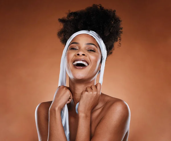 Saç Bakımı Güzellik Atölyesinde Eşarbı Olan Siyah Bir Kadın Sağlık — Stok fotoğraf