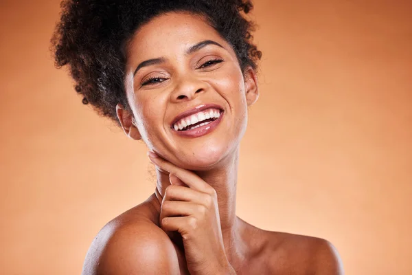黑人女性 在工作室背景下的肌肤护理 化妆或化妆品方面的美感和微笑 对健康的化妆品或面部治疗感到满意的非裔美国女性的画像 — 图库照片
