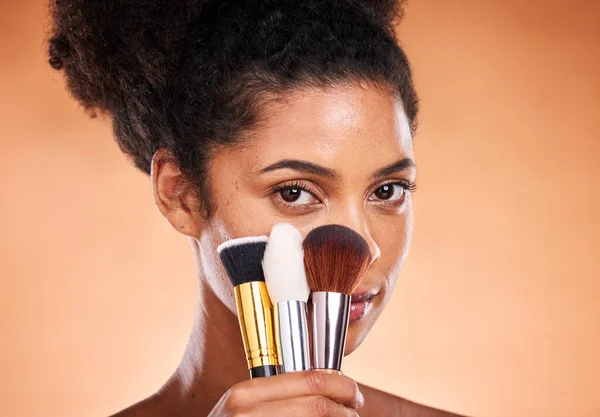 Макияж Кисти Портрет Черной Женщины Студии Выполняющей Красивую Естественную Косметическую — стоковое фото